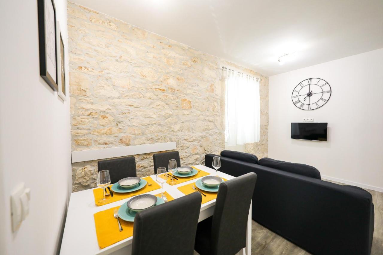 Apartment Center 3 *